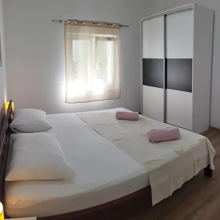 Elle With Free Private Parking Split