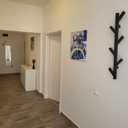 Elle With Free Private Parking Apartment