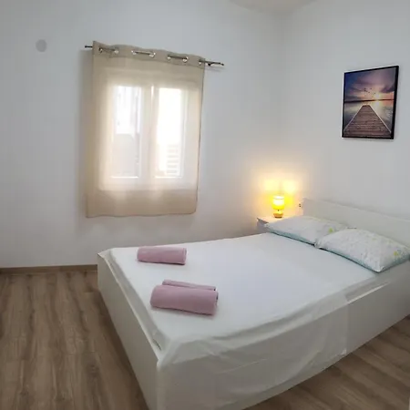 Elle With Free Private Parking Apartment Split