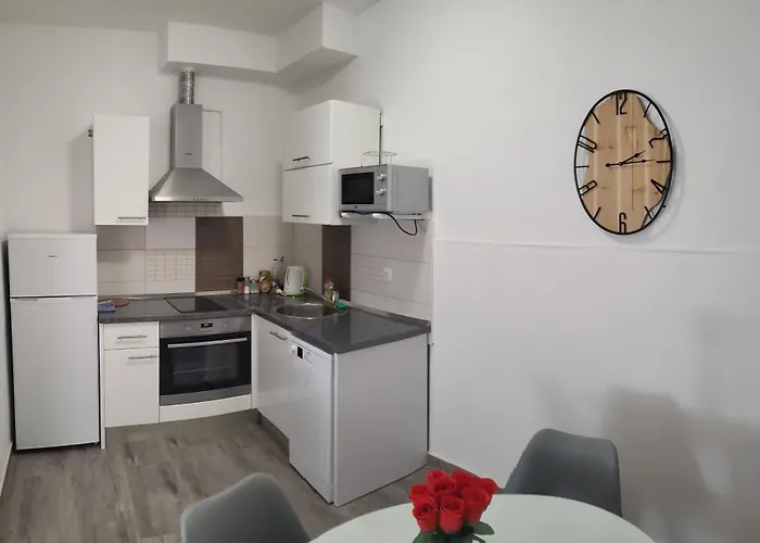 Elle With Free Private Parking *