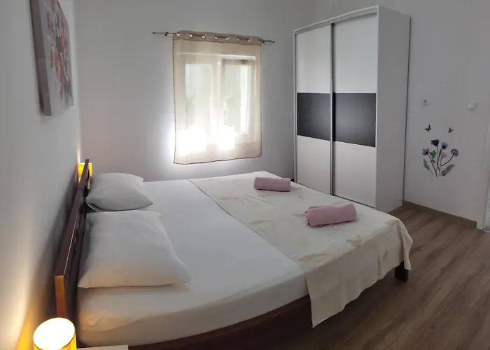 Elle With Free Private Parking Split