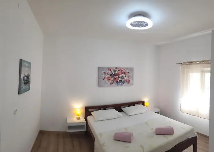 Elle With Free Private Parking Apartment Split