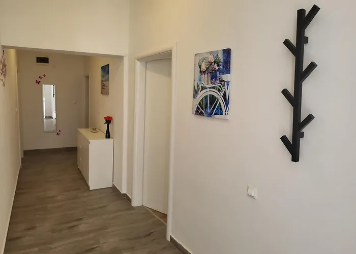 Elle With Free Private Parking Apartment