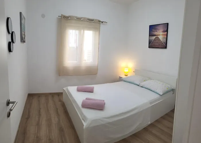 Elle With Free Private Parking Apartment Split