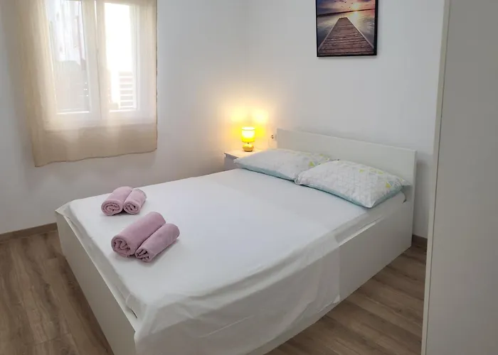 Elle With Free Private Parking Apartment Split