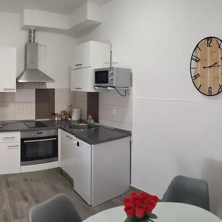 Elle With Free Private Parking *