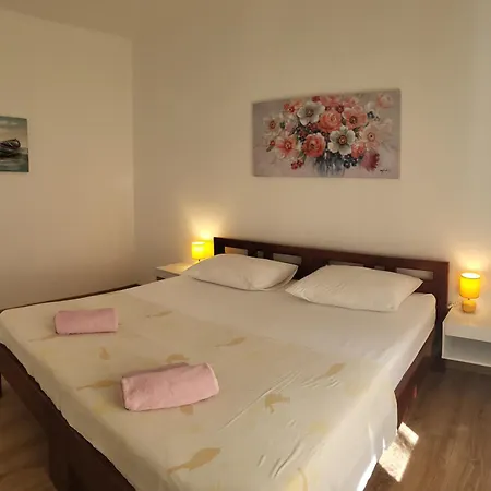 Elle With Free Private Parking